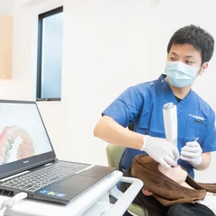 光学口腔内スキャナーでお口の中を撮影しているところ